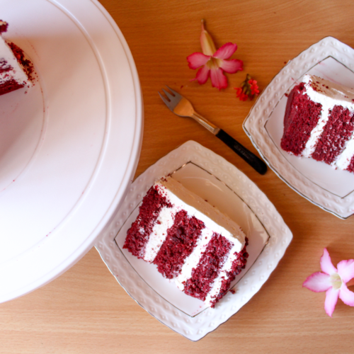 Red velvet cake with white chocolate ganache frosting • Bake my Way